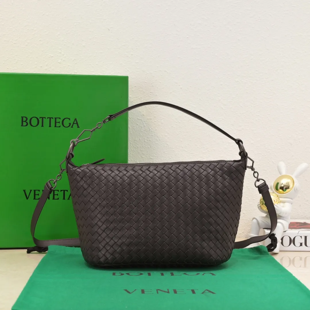Batch 1260 BV classic women's hand-held shoulder crossbody bag, made of imported sheepskin purely hand-woven, lined with pigskin, equipped with original matte hardware, with long shoulder straps that can be adjusted in length, impeccable workmanship, top-notch craftsmanship, focusing on high-end quality, the first choice for product identification, real-life pictures 👉🏻The color is great👍 Size: 28*18*14 Model: 9843